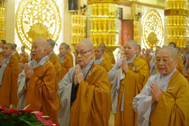 Chư tôn đức niêm hương, đảnh lễ Tam bảo