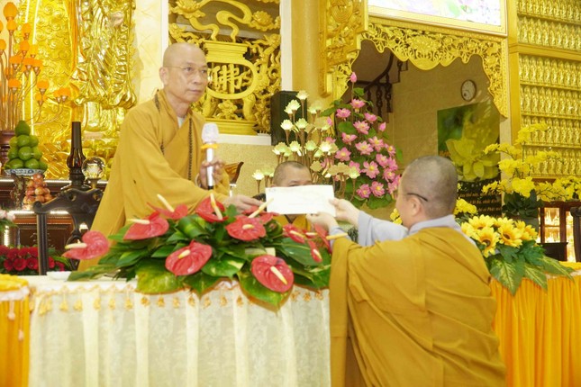 Thượng tọa Thích Huệ Khai trao tịnh tài cúng dường trường hạ