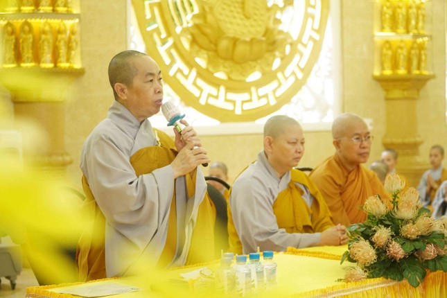 Ni trưởng Thích nữ Như Dung vấn an sức khỏe chư tôn đức Tăng Ni trong phái đoàn