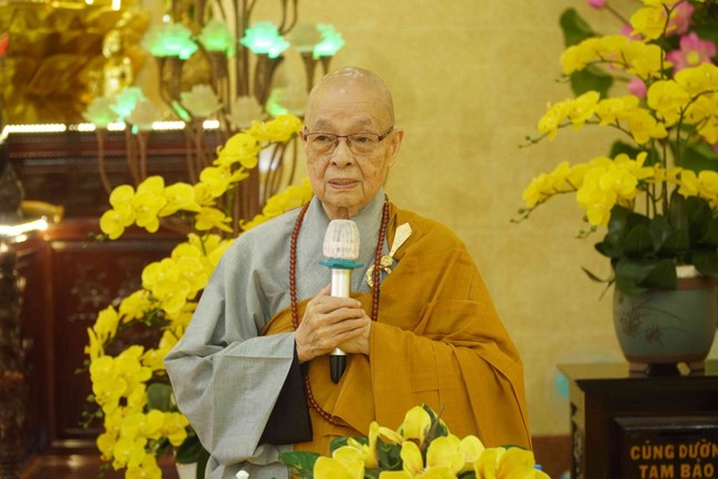 Ni trưởng Thích nữ Huệ Hương sách tấn chư hành giả