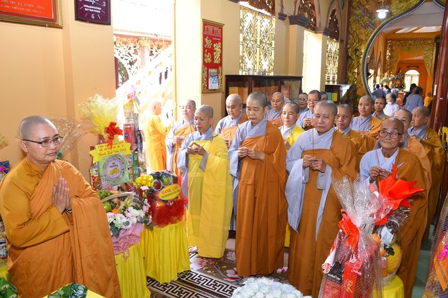 Chư Ni nhất tâm cầu nguyện