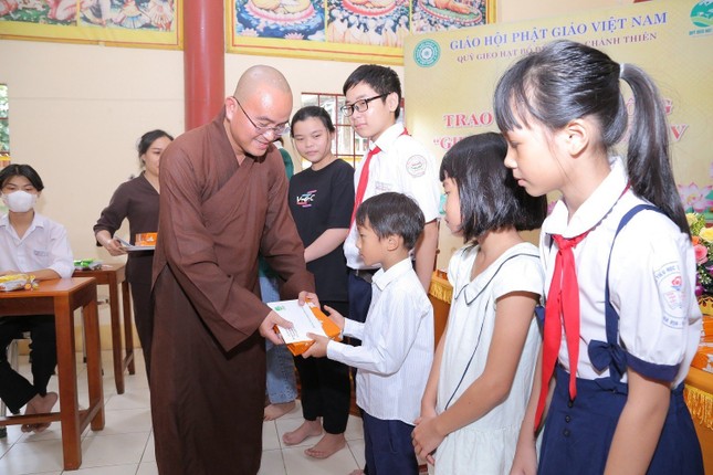 Đại đức Thích Nhật Đạo trao học bổng đến các em học sinh