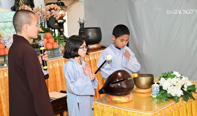 Hướng dẫn các em đánh chuông, gõ mõ