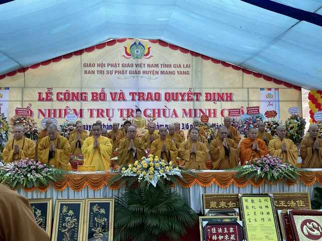 Chư tôn giáo phẩm niệm Phật cầu gia hộ