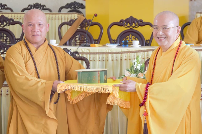 Thượng tọa Thích Thiện Thái trao tịnh tài cúng dường trường hạ tại Thừa Thiên Huế Thượng tọa Thích Thiện Thái trao tịnh tài cúng dường trường hạ tại Thừa Thiên Huế