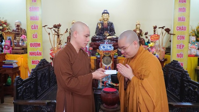 Đại đức Thích Thanh Ngọc, đại diện chư Tăng trường hạ cơ sở 6 - chùa Phúc Linh (H.Thái Thụy) trao tịnh tài khuyến học đến các Tăng Ni sinh
