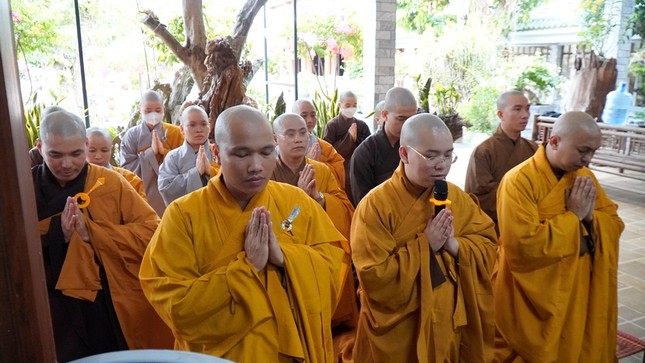 Đại diện Hội Tăng Ni sinh tỉnh Thái Bình tác bạch cúng dường