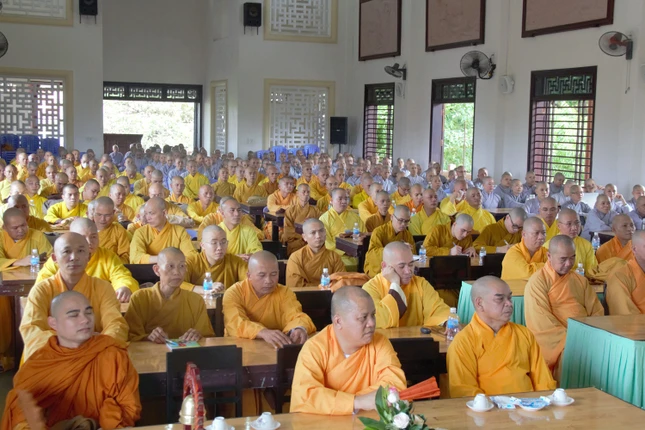 Tăng Ni lắng nghe chuyên đề “Hiến chương GHPGVN tu chỉnh lần thứ VII" Tăng Ni lắng nghe chuyên đề “Hiến chương GHPGVN tu chỉnh lần thứ VII"