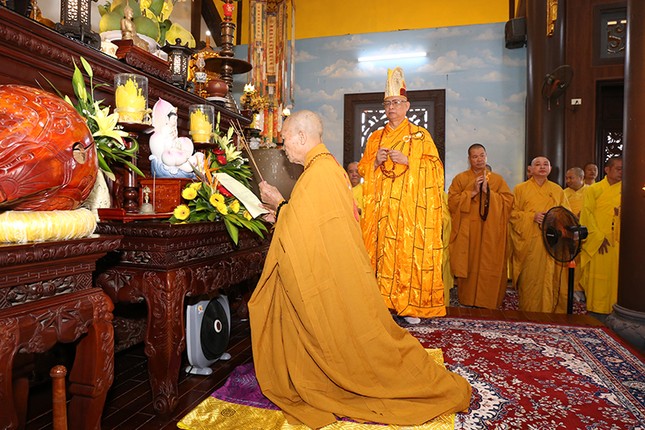 Hòa thượng Thích Thiện Thành niêm hương bạch Phật Hòa thượng Thích Thiện Thành niêm hương bạch Phật