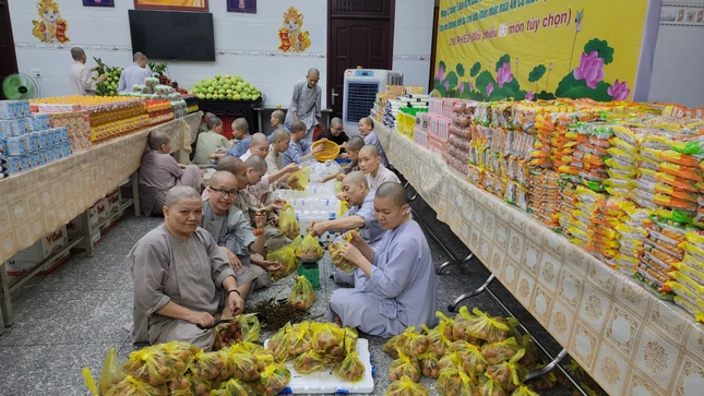 Hành giả an cư cùng nhà chùa chuẩn bị quà chia sẻ phiên chợ 0 đồng