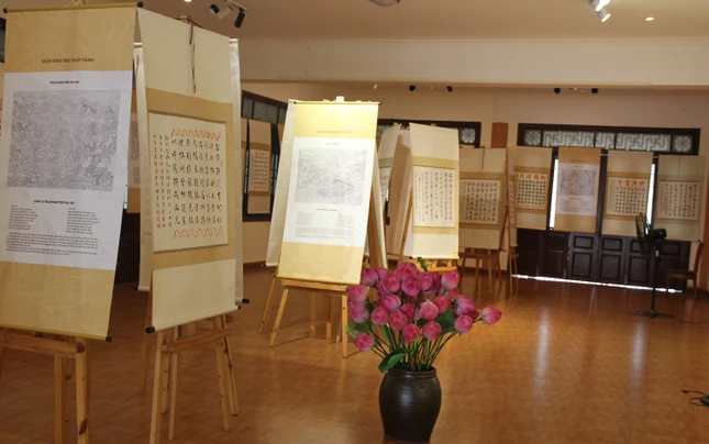 Việc trưng bày các tác phẩm thư pháp là minh chứng cho sự lan tỏa của những giá trị văn hóa Việt Nam trong lộ trình hội nhập văn hóa quốc tế
