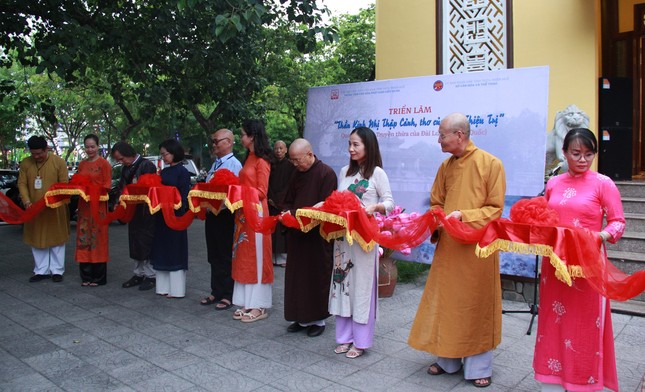 Cắt băng khánh thành triển lãm