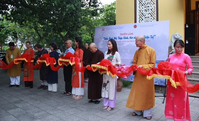Cắt băng khánh thành triển lãm