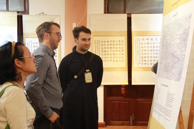 Du khách nước ngoài thưởng lãm