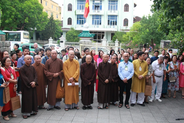 Chư tôn đức tham dự khai mạc triển lãm