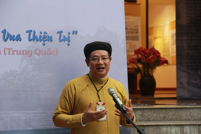 Ông Phan Thanh Hải giới thiệu các tác phẩm “Thần kinh nhị thập cảnh" đến chư tôn đức và quan khách tham dự