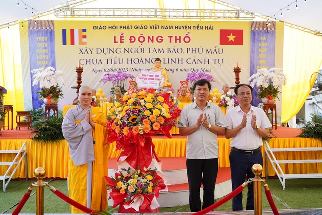 Lãnh đạo TT.Tiền Hải tặng hoa chúc mừng