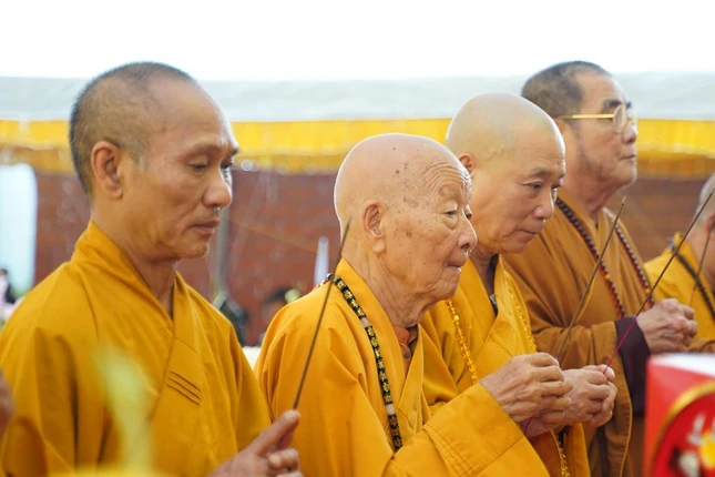 Chư tôn giáo phẩm niêm hương bạch Phật