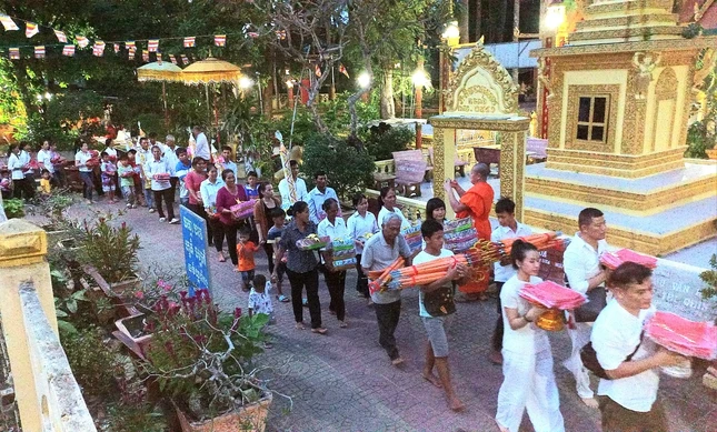 Phật tử dâng cúng đèn hạ, y tắm mưa, tứ vật dụng đến chư Tăng Phật tử dâng cúng đèn hạ, y tắm mưa, tứ vật dụng đến chư Tăng