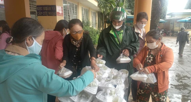 Phật tử tham dự khóa tu phát cơm từ thiện tại các bệnh viện