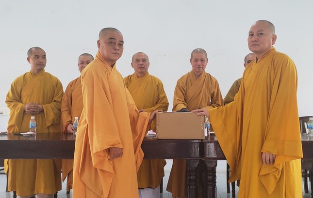 Trao quà của Ban Trị sự GHPGVN tỉnh Khánh Hòa đến chư hành giả an cư tại TX.Ninh Hòa