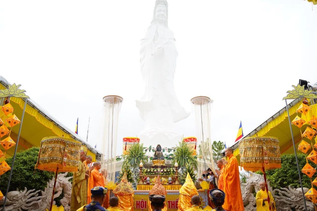 Thánh tượng Quán Thế Âm tại núi Tứ Tượng, thôn Bằng Lãng, X.Thủy Bằng, TX.Hương Thủy, Huế Thánh tượng Quán Thế Âm tại núi Tứ Tượng, thôn Bằng Lãng, X.Thủy Bằng, TX.Hương Thủy, Huế