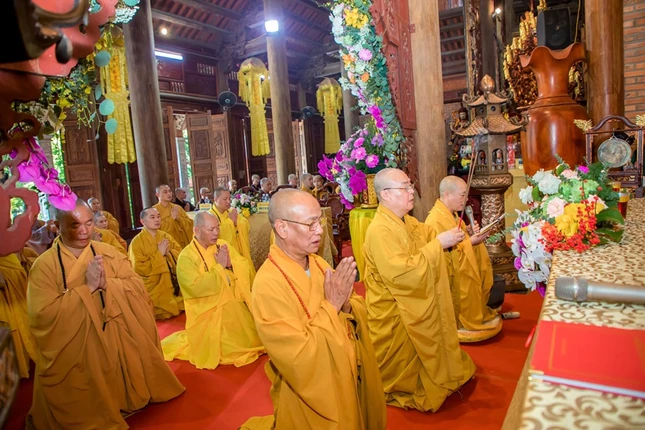 Chư tôn đức niêm hương bạch Phật