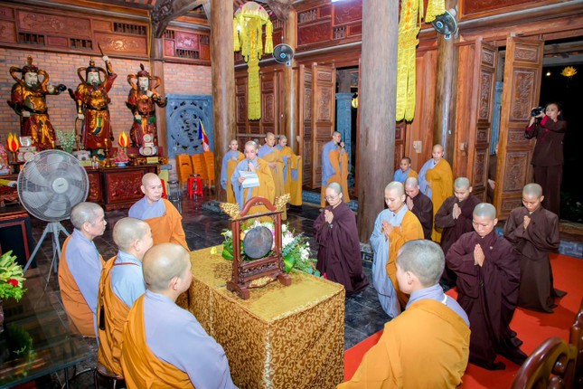 Các giới tử đảnh lễ Hội đồng Giới sư Ni