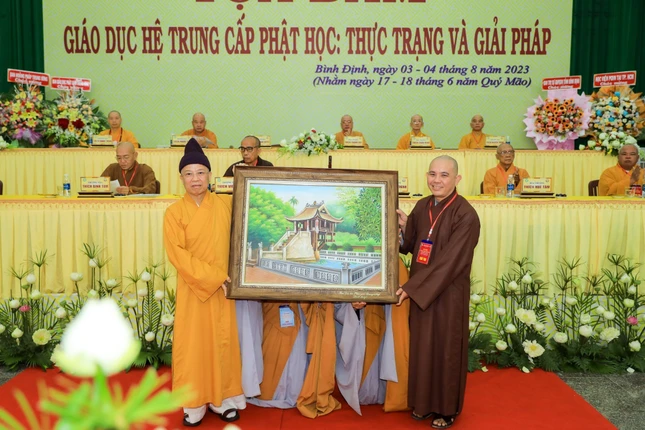 Hòa thượng Thích Thanh Quyết tặng tranh lưu niệm đến Trường Trung cấp Phật học Bình Định, nơi đăng cai tổ chức tọa đàm Hòa thượng Thích Thanh Quyết tặng tranh lưu niệm đến Trường Trung cấp Phật học Bình Định, nơi đăng cai tổ chức tọa đàm