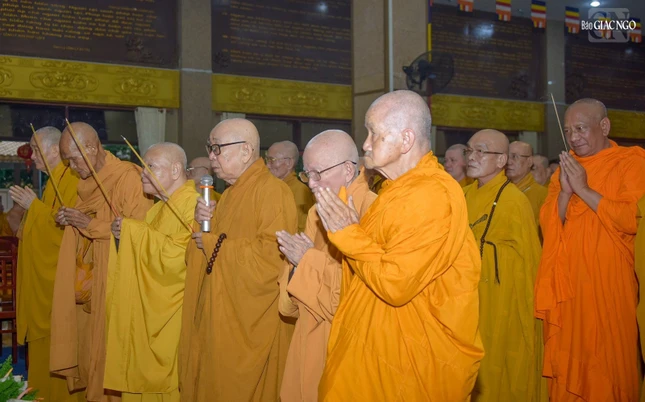 Chư tôn giáo phẩm dâng hương tưởng niệm