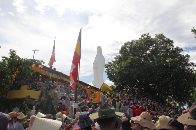 Đông đảo Phật tử các giới về dự lễ