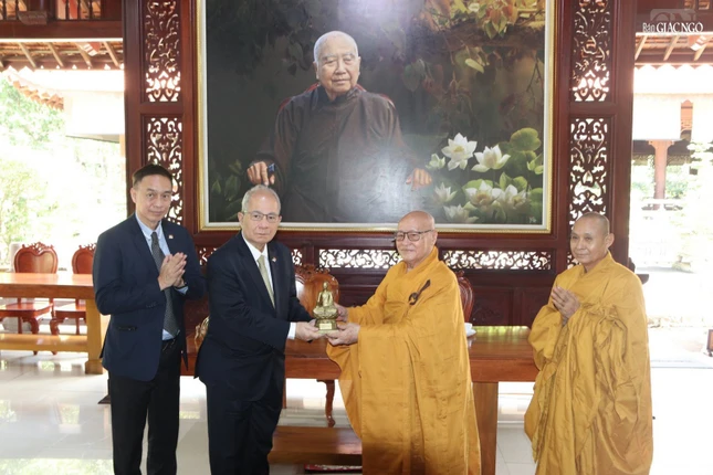 Trưởng lão Hòa thượng Thích Nhật Quang trao tặng tôn tượng Đức Phật Hoàng Trần Nhân Tông