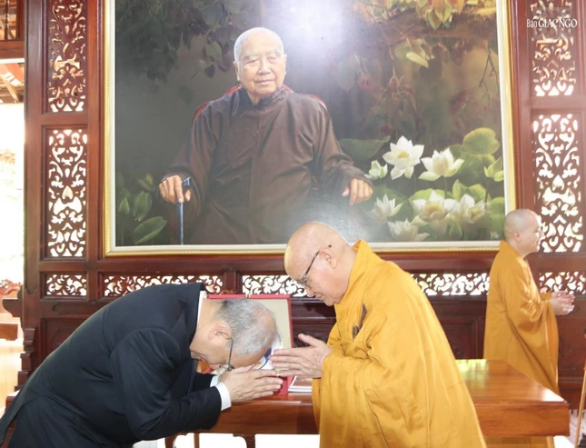 Cư sĩ Phallop Thaiarry đảnh lễ tri ân Trưởng lão Hòa thượng Thích Nhật Quang