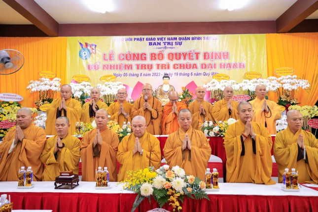 .Chư tôn giáo phẩm chứng minh buổi lễ