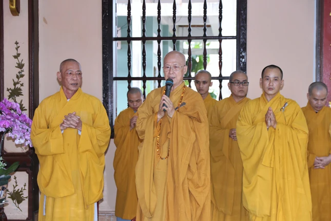 Hòa thượng Thích Chơn Không thăm hỏi Ban Chức sự các hạ trường