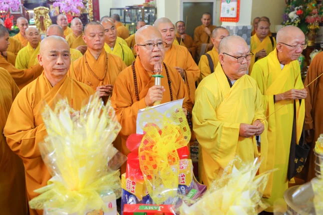 .Chư tôn đức thắp hương tưởng niệm .Chư tôn đức thắp hương tưởng niệm