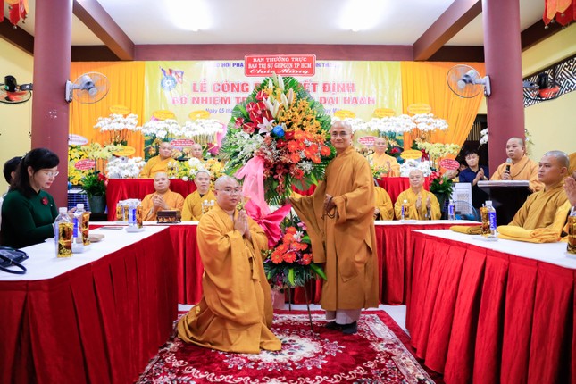 Thượng tọa Thích Thiện Quý thay mặt Ban Thường trực Ban Trị sự GHPGVN TP.HCM tặng hoa chúc mừng đến Đại đức tân trụ trì chùa Đại Hạnh Thượng tọa Thích Thiện Quý thay mặt Ban Thường trực Ban Trị sự GHPGVN TP.HCM tặng hoa chúc mừng đến Đại đức tân trụ trì chùa Đại Hạnh