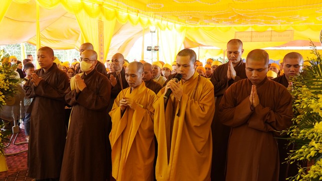 Chư tôn đức dâng hương cầu nguyện Chư tôn đức dâng hương cầu nguyện