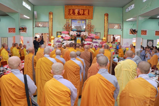 Chư tôn đức Tăng Ni nhất tâm cầu nguyện