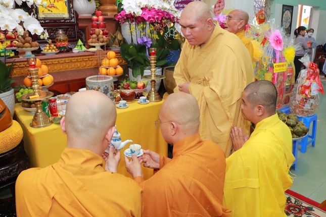 Dâng trà cúng dường