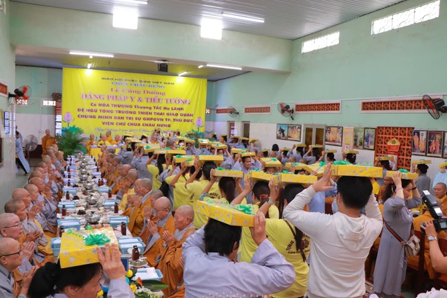 Phật tử dâng pháp y cúng dường