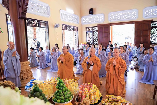 Chư tôn đức niêm hương đảnh lễ Tam bảo