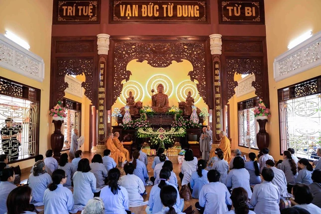 Ni trưởng Thích nữ Thuần Trí, trụ trì thiền viện Huệ Chiếu tri ân phái đoàn