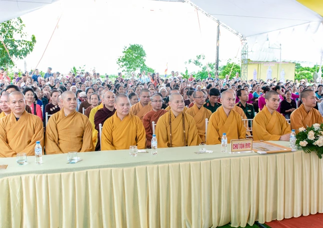 Chư Tăng, Phật tử tham dự buổi lễ Chư Tăng, Phật tử tham dự buổi lễ