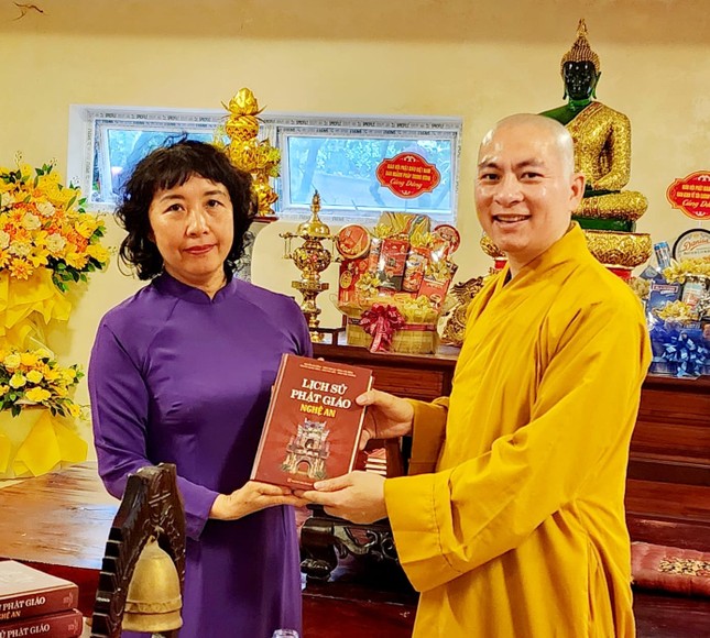Đại đức Thích Tâm Thành trao tặng sách “Lịch sử Phật giáo Nghệ An” đến PGS.TS.Đỗ Lan Hiền