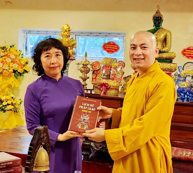 Đại đức Thích Tâm Thành trao tặng sách “Lịch sử Phật giáo Nghệ An” đến PGS.TS.Đỗ Lan Hiền Đại đức Thích Tâm Thành trao tặng sách “Lịch sử Phật giáo Nghệ An” đến PGS.TS.Đỗ Lan Hiền