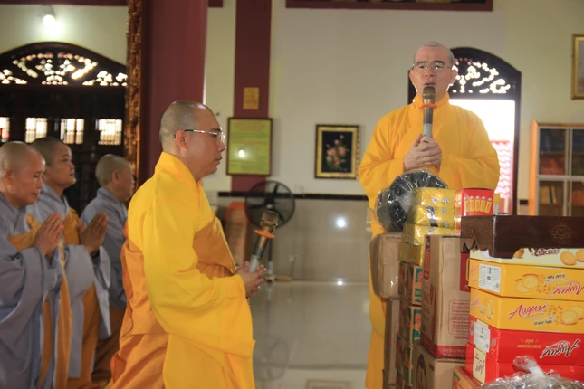 Thượng tọa Thích Đức Thành, trụ trì chùa Quảng Đức tán thán công đức của chư Tăng Ni cùng Phật tử trong đoàn Thượng tọa Thích Đức Thành, trụ trì chùa Quảng Đức tán thán công đức của chư Tăng Ni cùng Phật tử trong đoàn