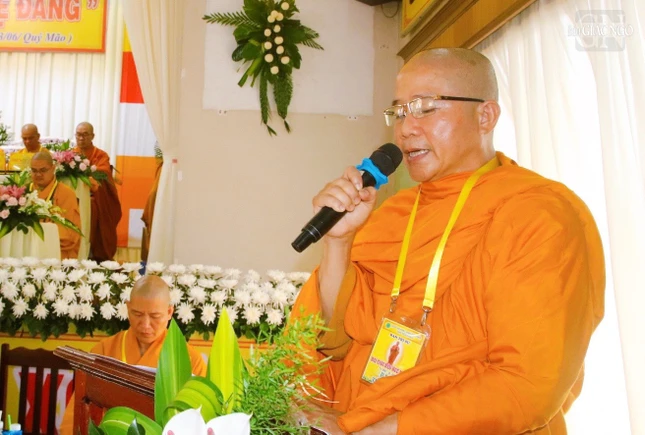 Đại đức Thích Minh Bửu báo cáo tổng kết công tác tổ chức Đại giới đàn Huệ Đăng