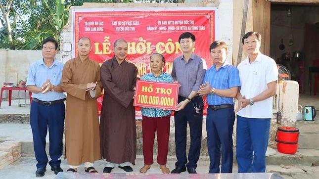 Thượng tọa Thích Đồng Tâm, Phó Thường trực Ban Trị sự GHPGVN TP.Bảo Lộc, trụ trì tổ đình An Lạc và Đại đức Thích Đồng Ấn, Phó ban Trị sự GHPGVN H.Đức Thọ cùng lãnh đạo địa phương trao bảng tượng trưng số tiền 100 triệu đồng đến bà Trần Thị Hưng Thượng tọa Thích Đồng Tâm, Phó Thường trực Ban Trị sự GHPGVN TP.Bảo Lộc, trụ trì tổ đình An Lạc và Đại đức Thích Đồng Ấn, Phó ban Trị sự GHPGVN H.Đức Thọ cùng lãnh đạo địa phương trao bảng tượng trưng số tiền 100 triệu đồng đến bà Trần Thị Hưng
