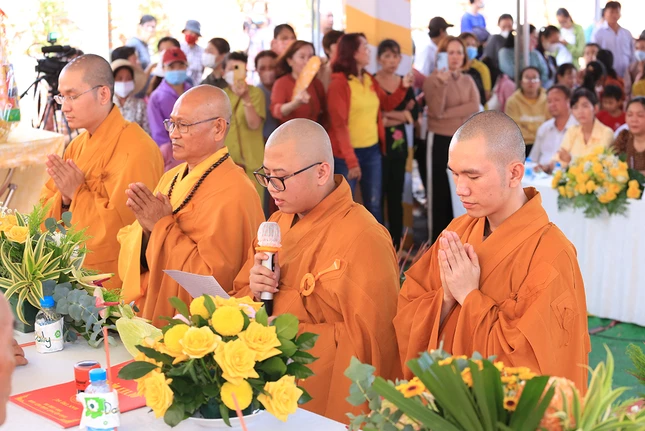 Đại đức Thích Nguyên Tấn dâng lời phát nguyện Đại đức Thích Nguyên Tấn dâng lời phát nguyện